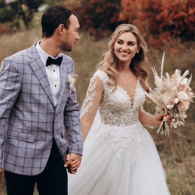 bride_and_groom_outside_boho_flowers bride_and_groom_outside_boho_flowers